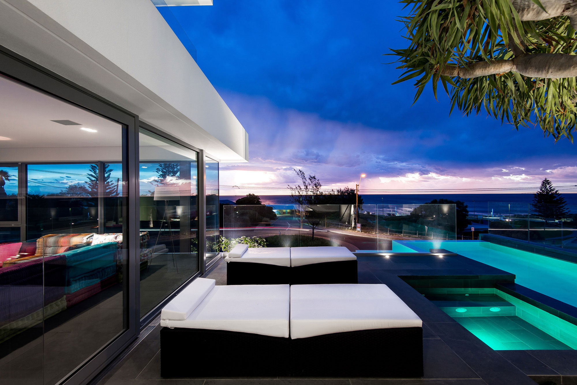 A Spectacular and Dramatic Home with Sophisticated and Spacious Interior in Trigg, Australia by Hillam Architects (12)