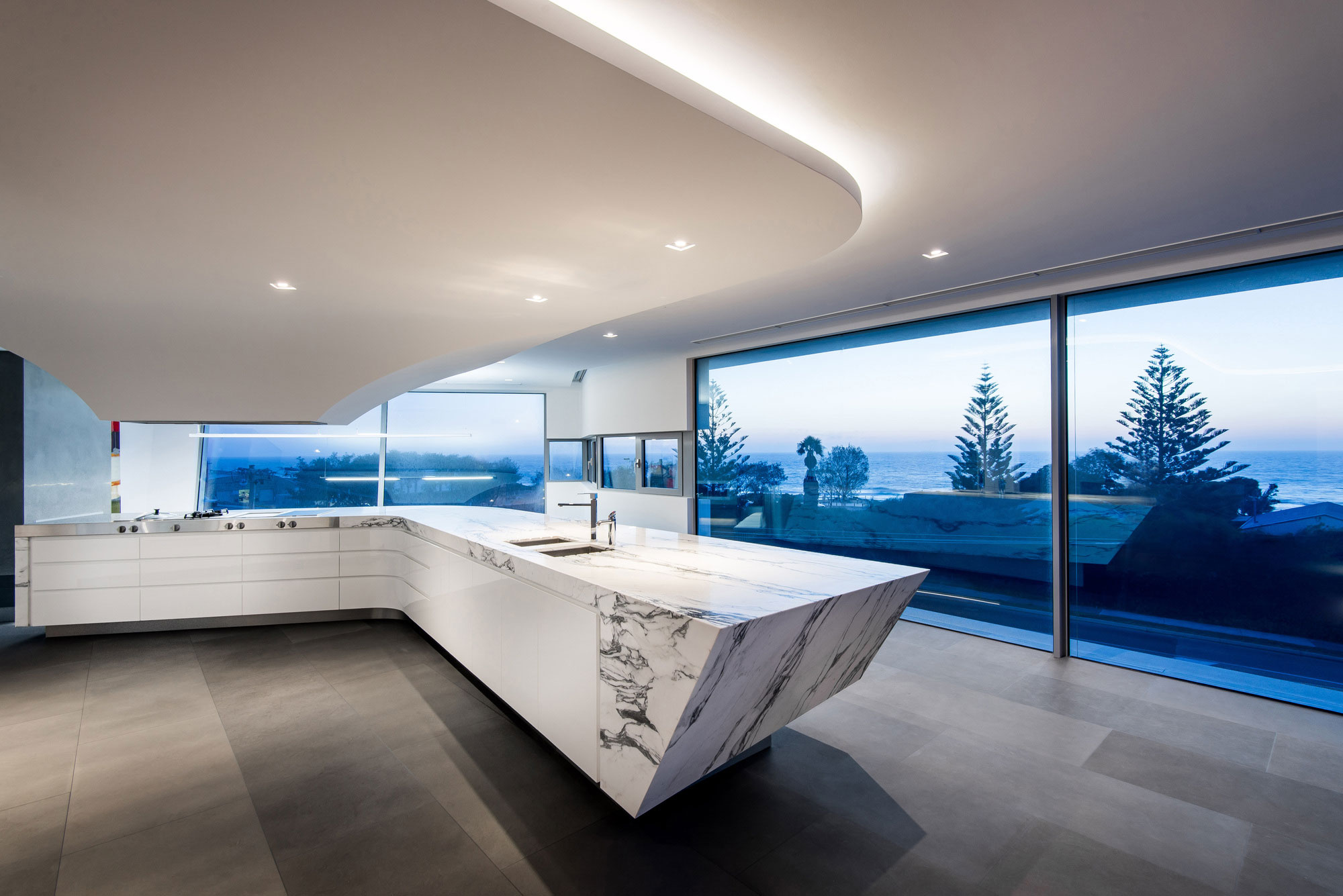 A Spectacular and Dramatic Home with Sophisticated and Spacious Interior in Trigg, Australia by Hillam Architects (5)