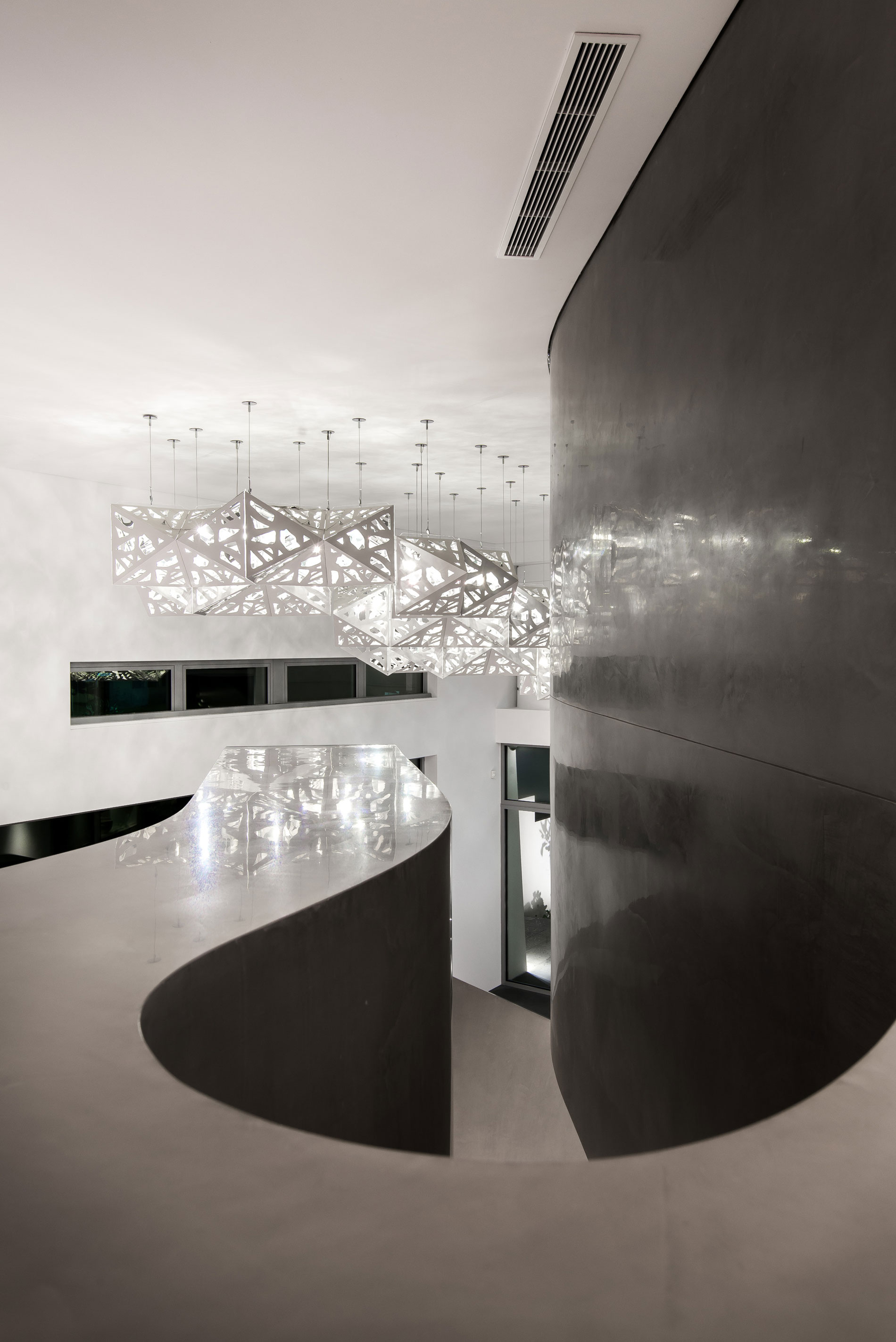 A Spectacular and Dramatic Home with Sophisticated and Spacious Interior in Trigg, Australia by Hillam Architects (7)