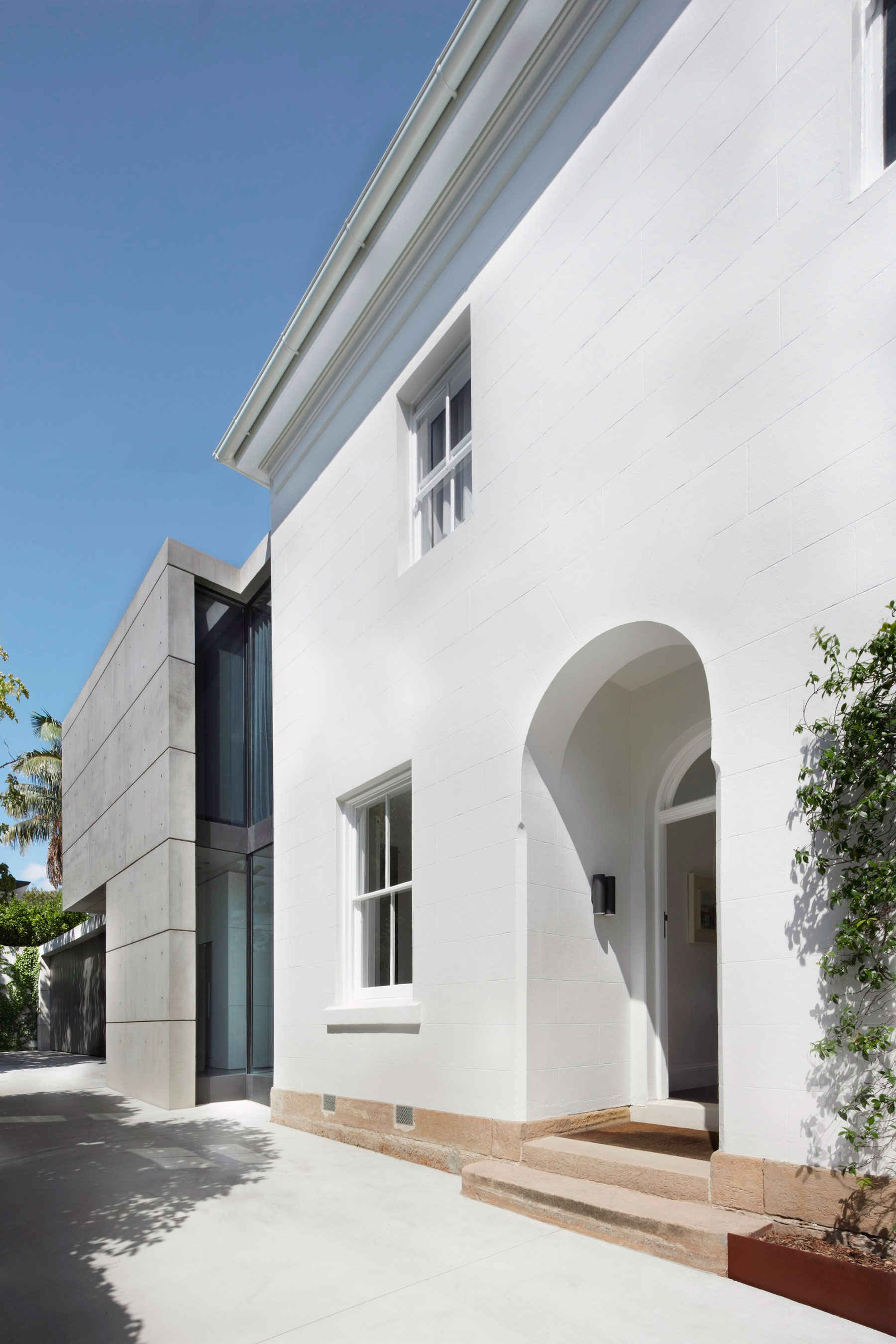 A Striking Contemporary Home with Concrete Walls and Pool in Woollahra, Australia by Smart Design Studio (10)