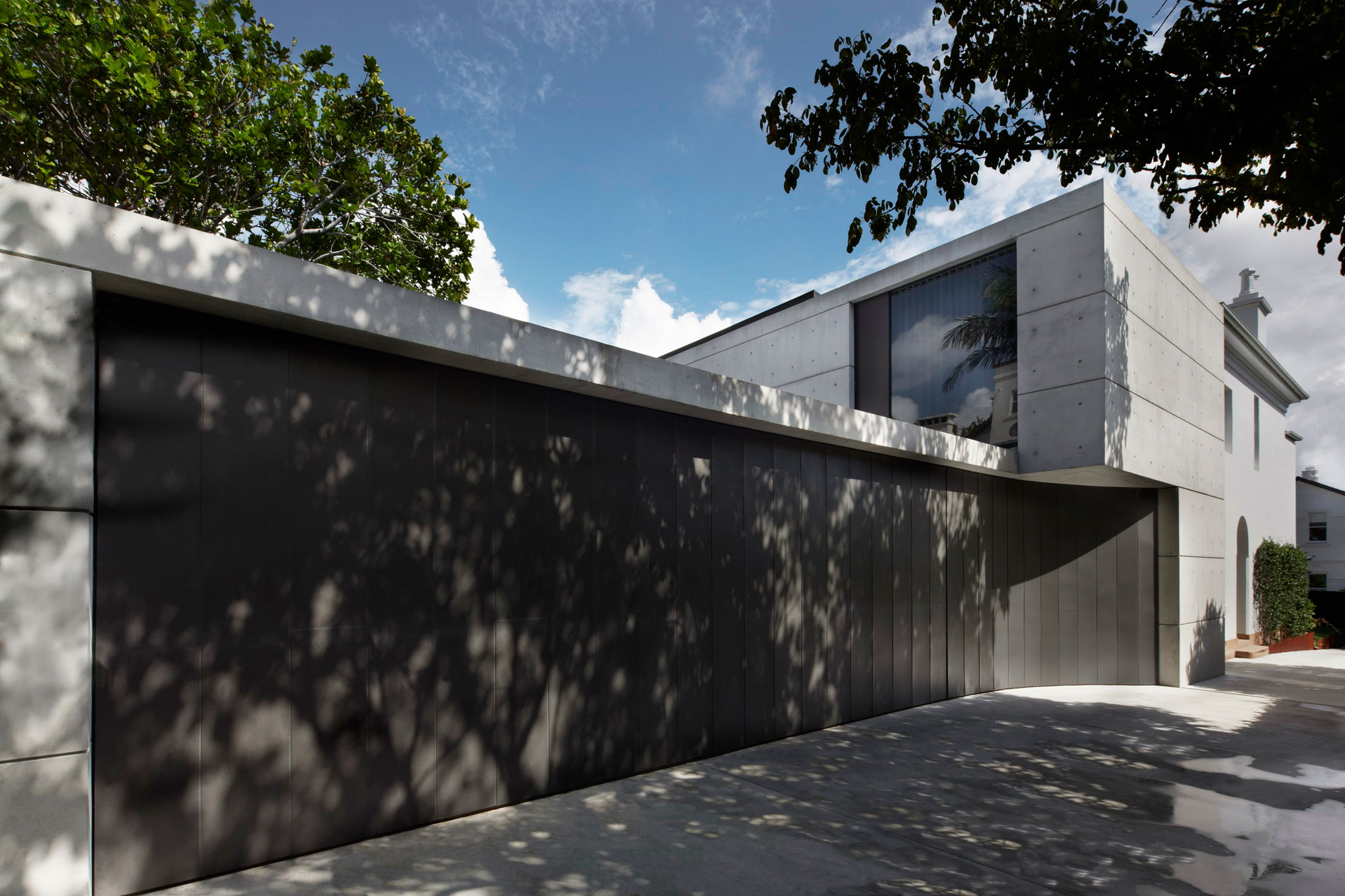 A Striking Contemporary Home with Concrete Walls and Pool in Woollahra, Australia by Smart Design Studio (3)