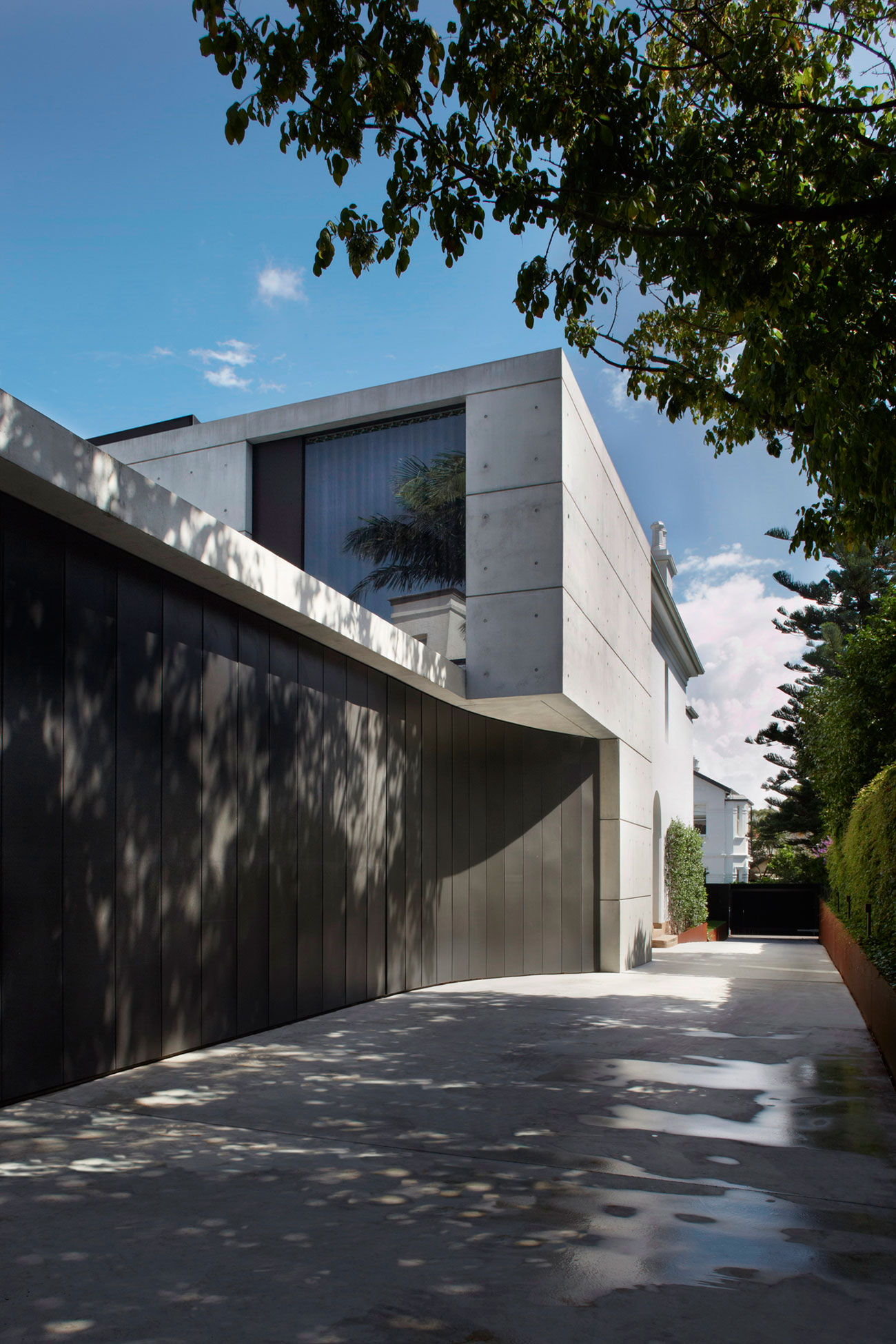 A Striking Contemporary Home with Concrete Walls and Pool in Woollahra, Australia by Smart Design Studio (4)