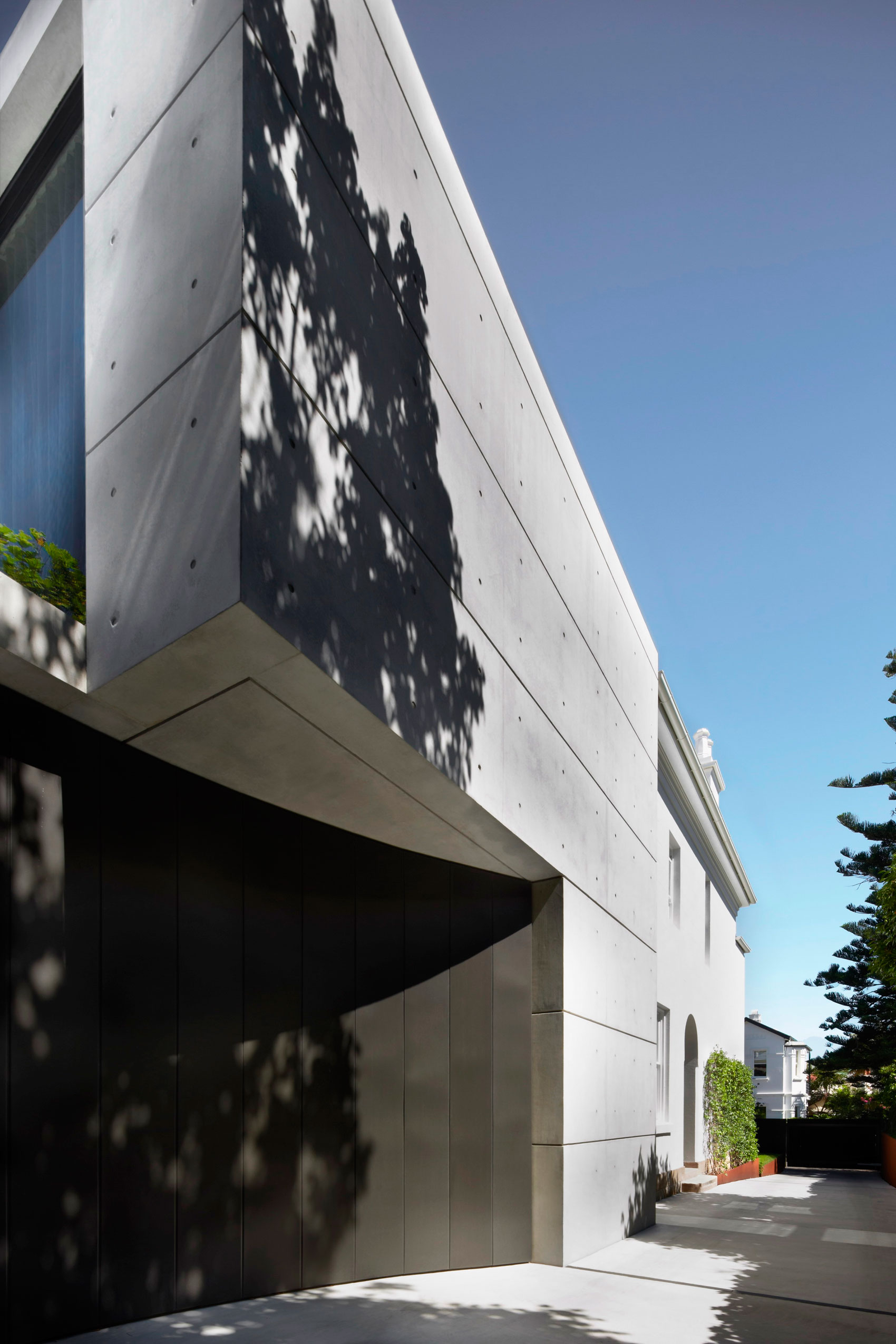 A Striking Contemporary Home with Concrete Walls and Pool in Woollahra, Australia by Smart Design Studio (5)