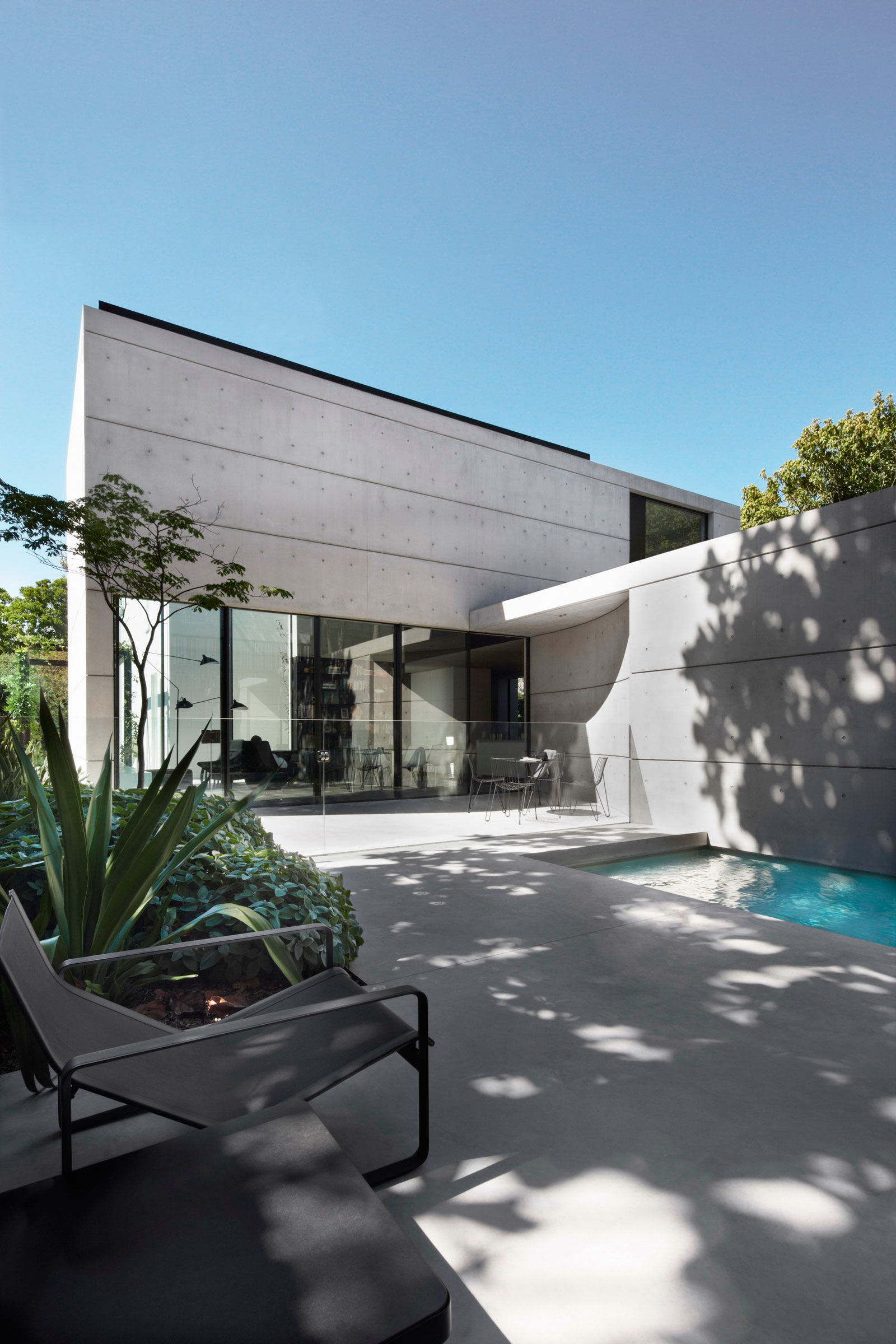 A Striking Contemporary Home with Concrete Walls and Pool in Woollahra, Australia by Smart Design Studio (6)