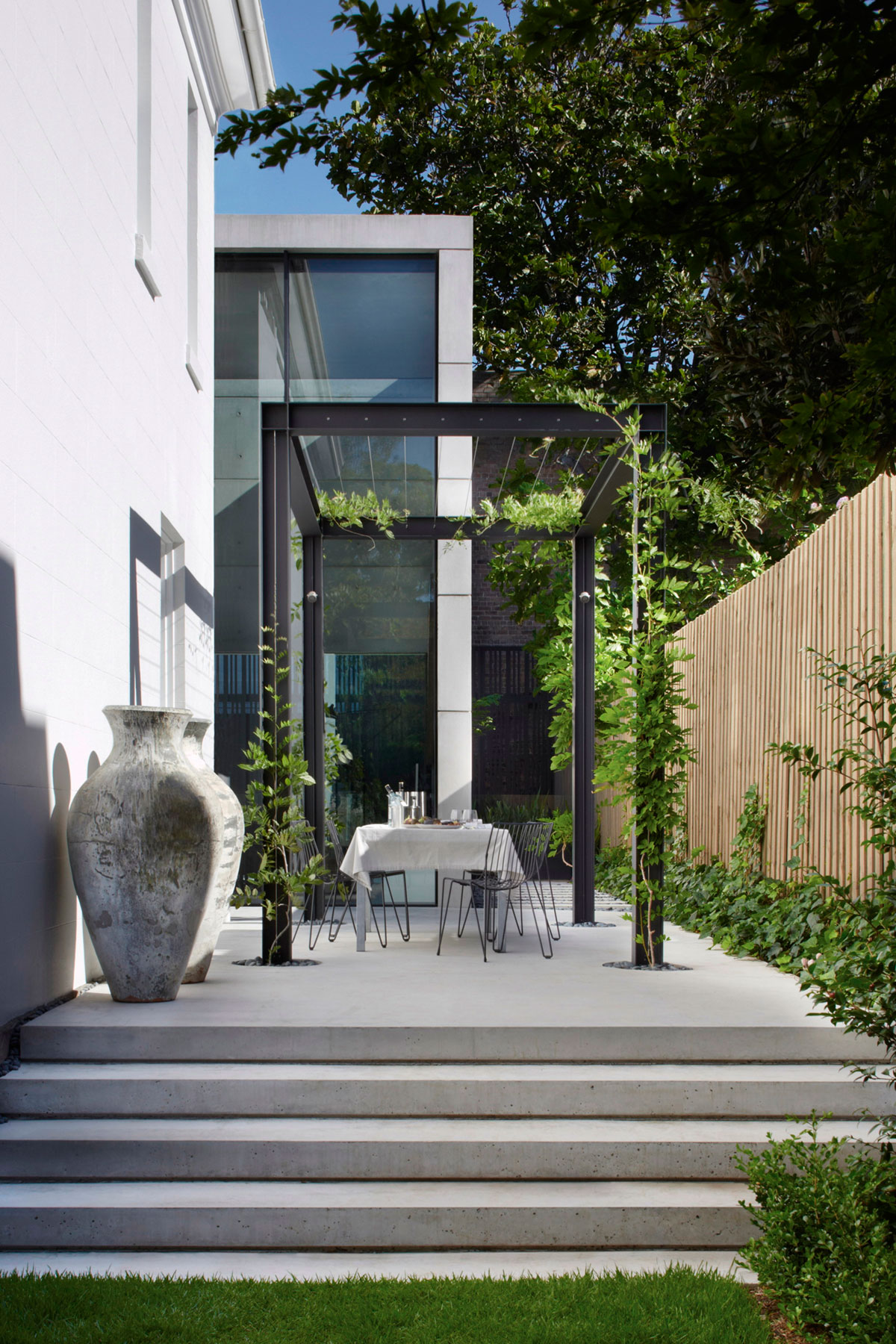 A Striking Contemporary Home with Concrete Walls and Pool in Woollahra, Australia by Smart Design Studio (7)