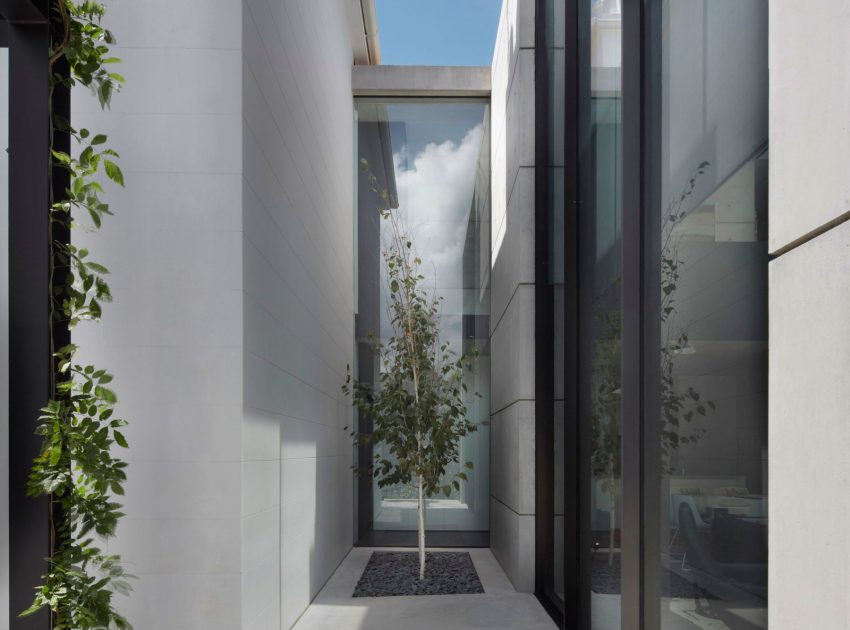 A Striking Contemporary Home with Concrete Walls and Pool in Woollahra, Australia by Smart Design Studio (9)