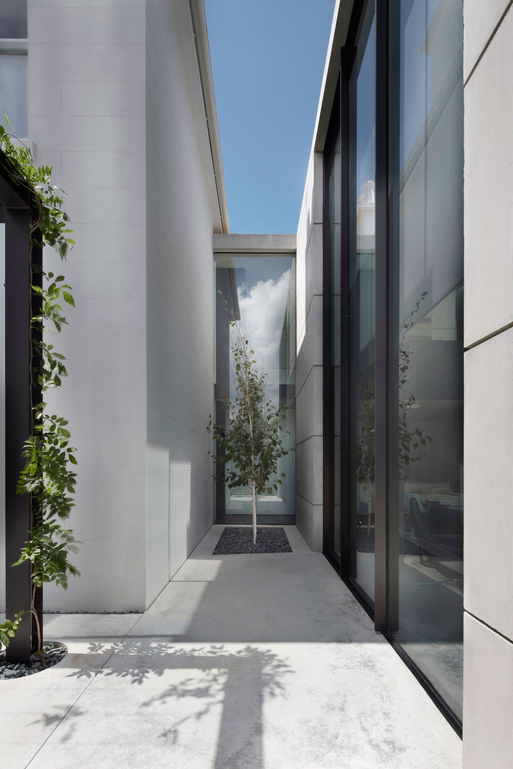 A Striking Contemporary Home with Concrete Walls and Pool in Woollahra, Australia by Smart Design Studio (9)