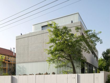 A Striking Contemporary Home with Elegant Features in Ramat Gan by Pitsou Kedem Architects (1)