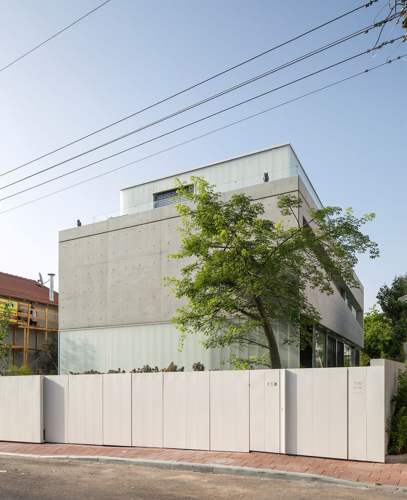 A Striking Contemporary Home with Elegant Features in Ramat Gan by Pitsou Kedem Architects (1)