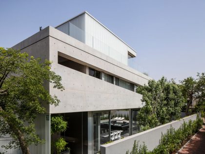A Striking Contemporary Home with Elegant Features in Ramat Gan by Pitsou Kedem Architects (10)