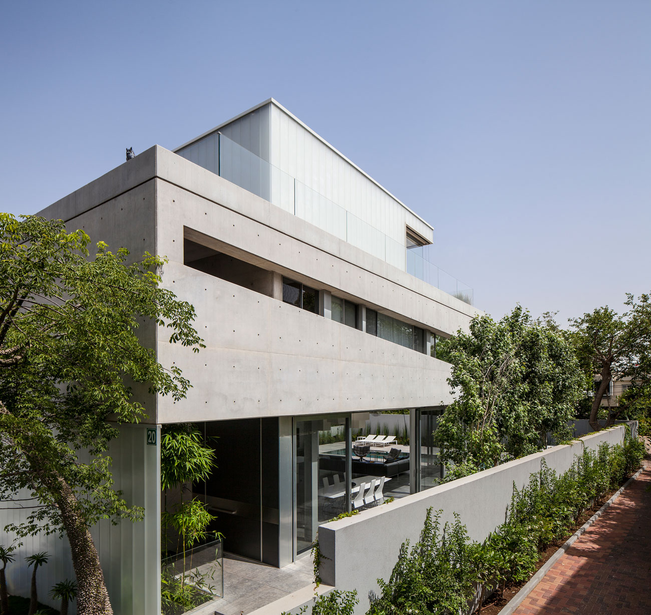 A Striking Contemporary Home with Elegant Features in Ramat Gan by Pitsou Kedem Architects (10)
