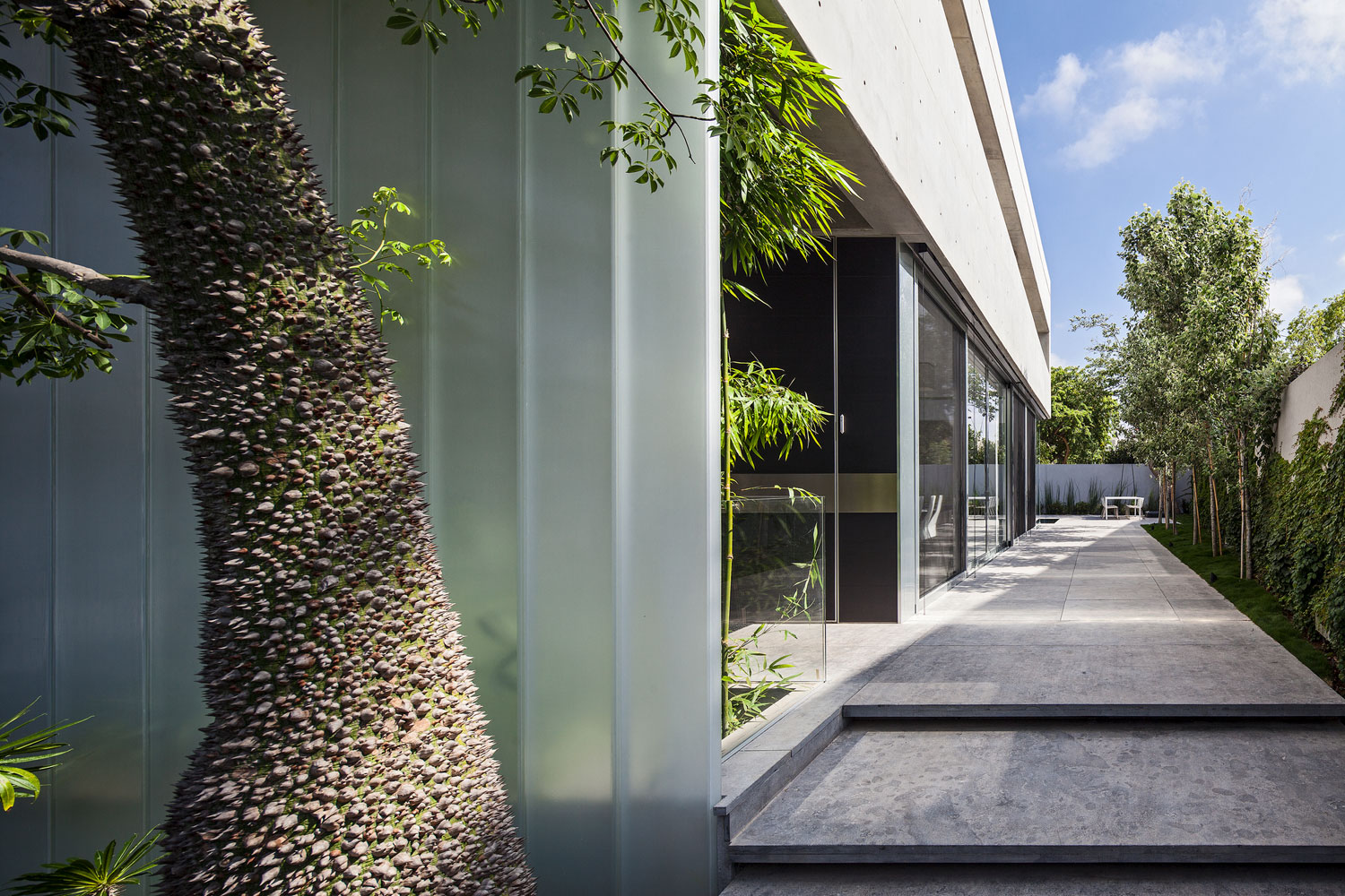 A Striking Contemporary Home with Elegant Features in Ramat Gan by Pitsou Kedem Architects (11)