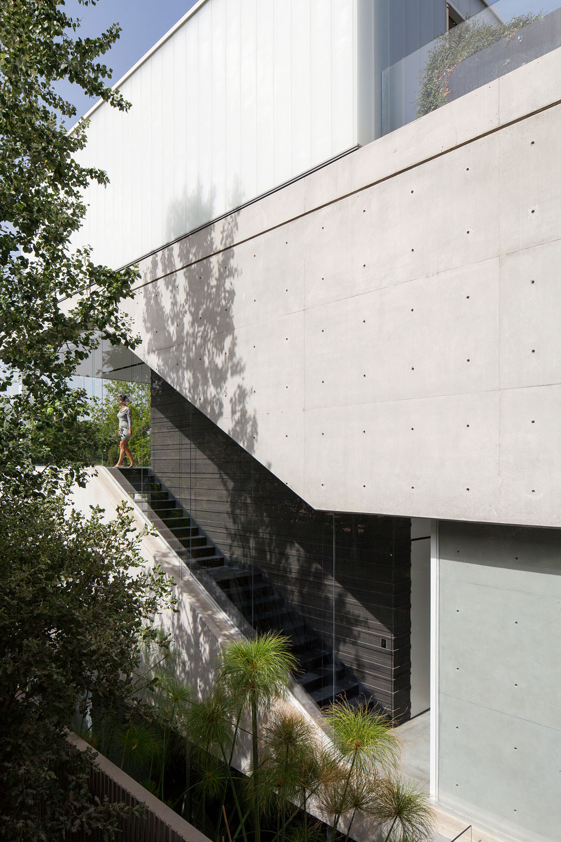 A Striking Contemporary Home with Elegant Features in Ramat Gan by Pitsou Kedem Architects (12)