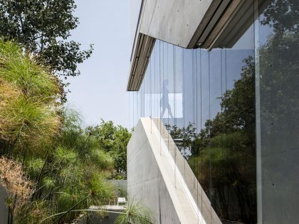 A Striking Contemporary Home with Elegant Features in Ramat Gan by Pitsou Kedem Architects (13)