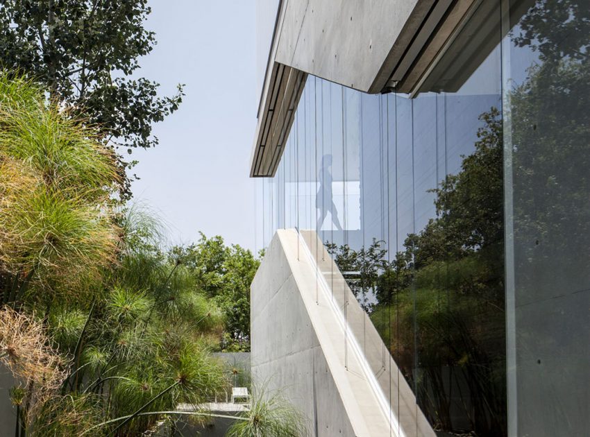 A Striking Contemporary Home with Elegant Features in Ramat Gan by Pitsou Kedem Architects (13)