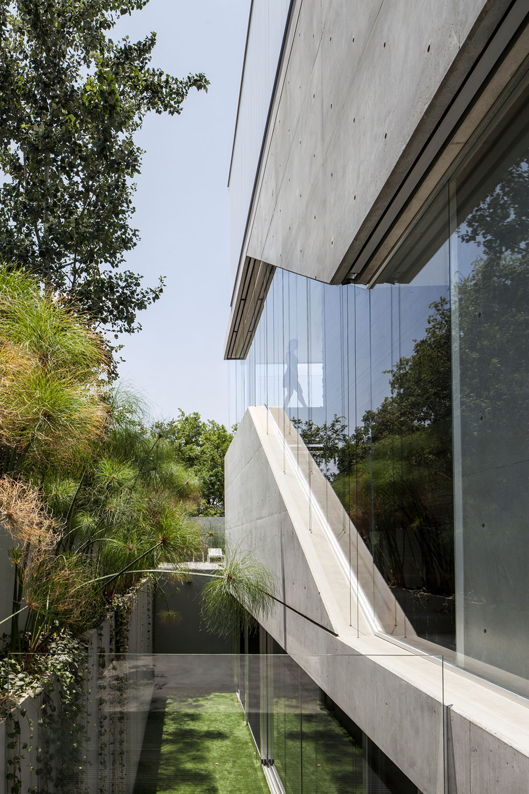 A Striking Contemporary Home with Elegant Features in Ramat Gan by Pitsou Kedem Architects (13)