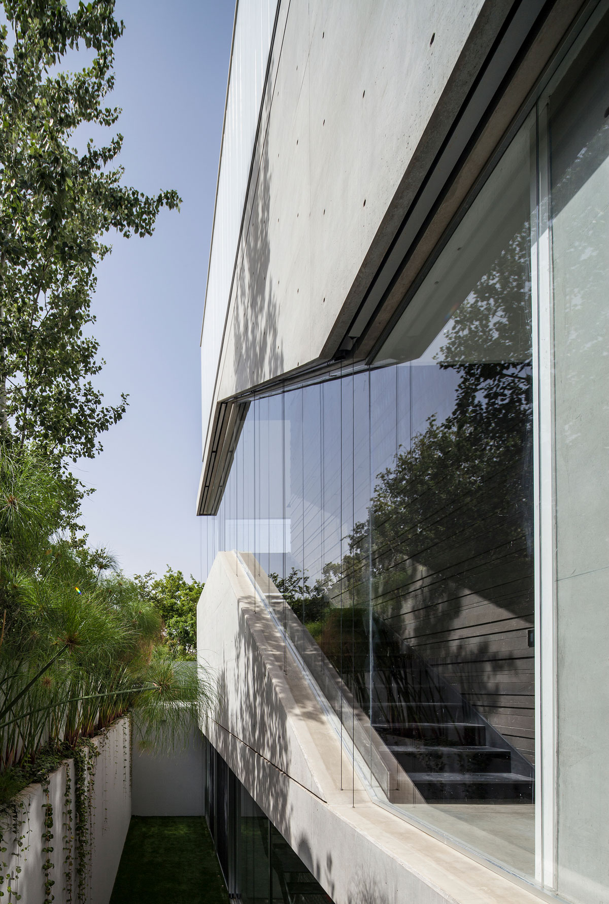 A Striking Contemporary Home with Elegant Features in Ramat Gan by Pitsou Kedem Architects (14)