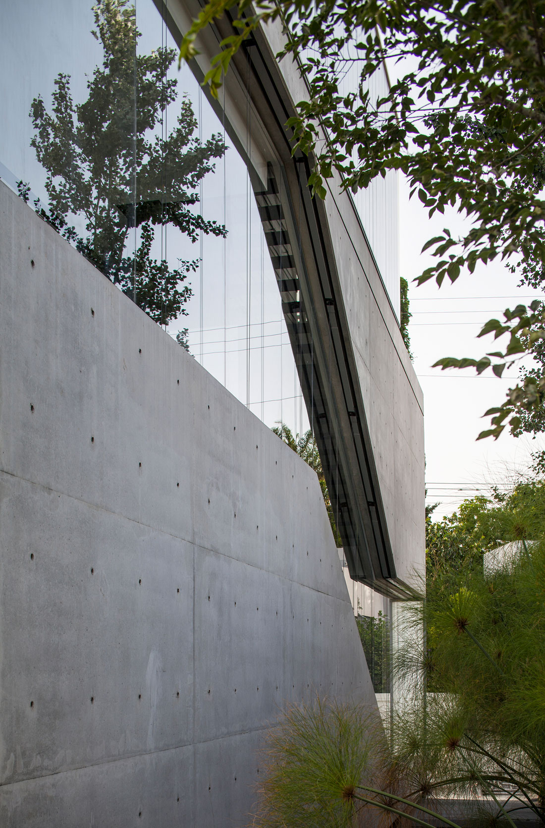 A Striking Contemporary Home with Elegant Features in Ramat Gan by Pitsou Kedem Architects (15)