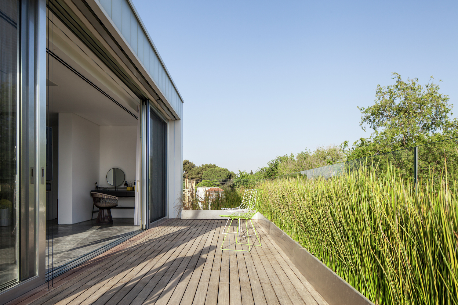 A Striking Contemporary Home with Elegant Features in Ramat Gan by Pitsou Kedem Architects (17)