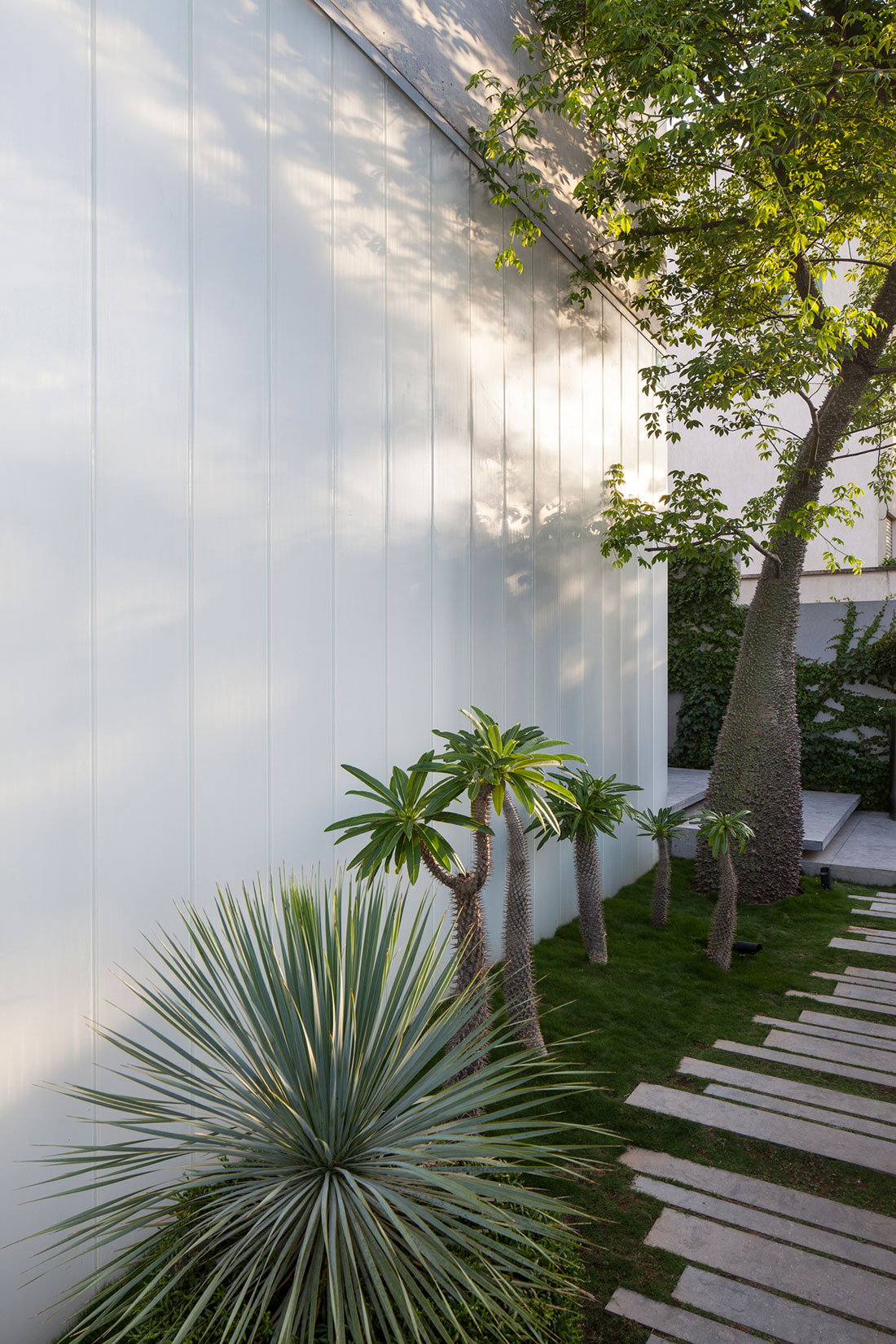 A Striking Contemporary Home with Elegant Features in Ramat Gan by Pitsou Kedem Architects (18)