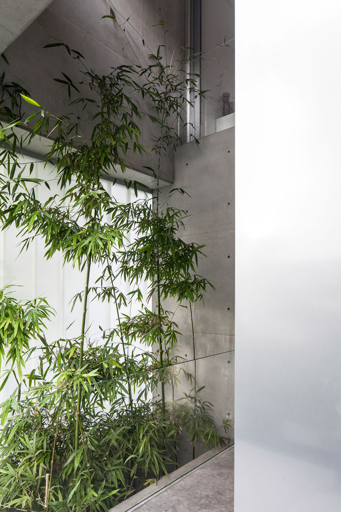 A Striking Contemporary Home with Elegant Features in Ramat Gan by Pitsou Kedem Architects (19)