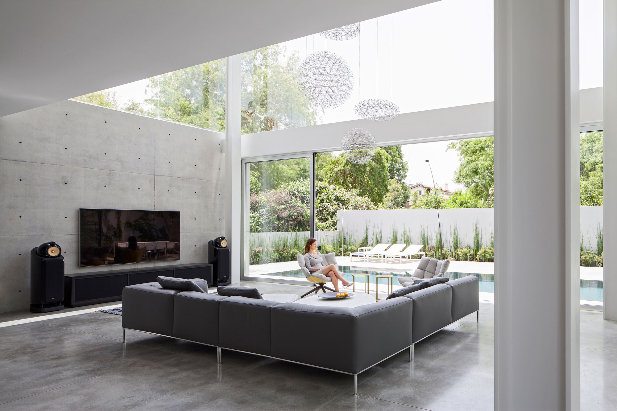 A Striking Contemporary Home with Elegant Features in Ramat Gan by Pitsou Kedem Architects (20)