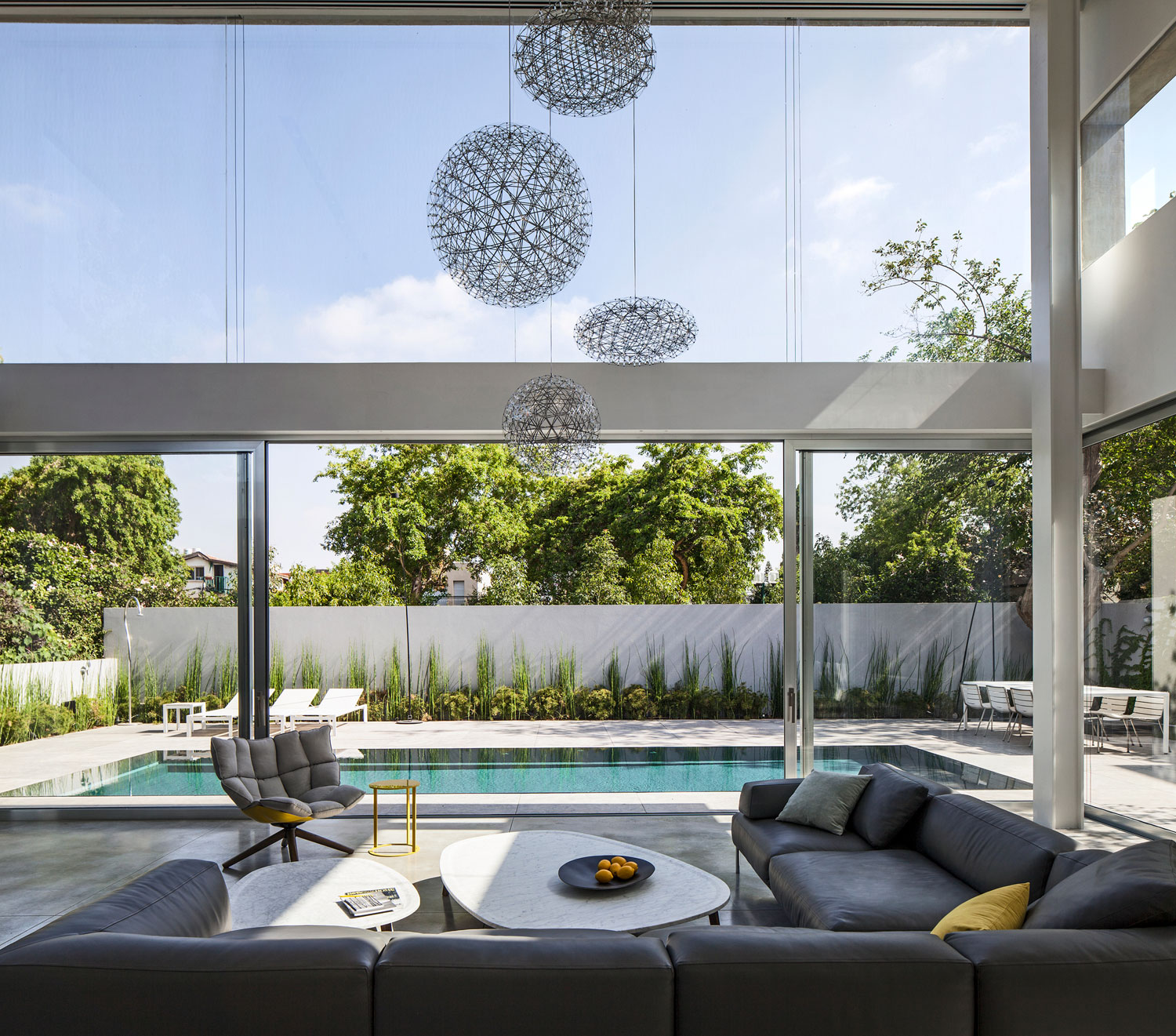 A Striking Contemporary Home with Elegant Features in Ramat Gan by Pitsou Kedem Architects (21)