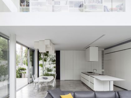 A Striking Contemporary Home with Elegant Features in Ramat Gan by Pitsou Kedem Architects (22)