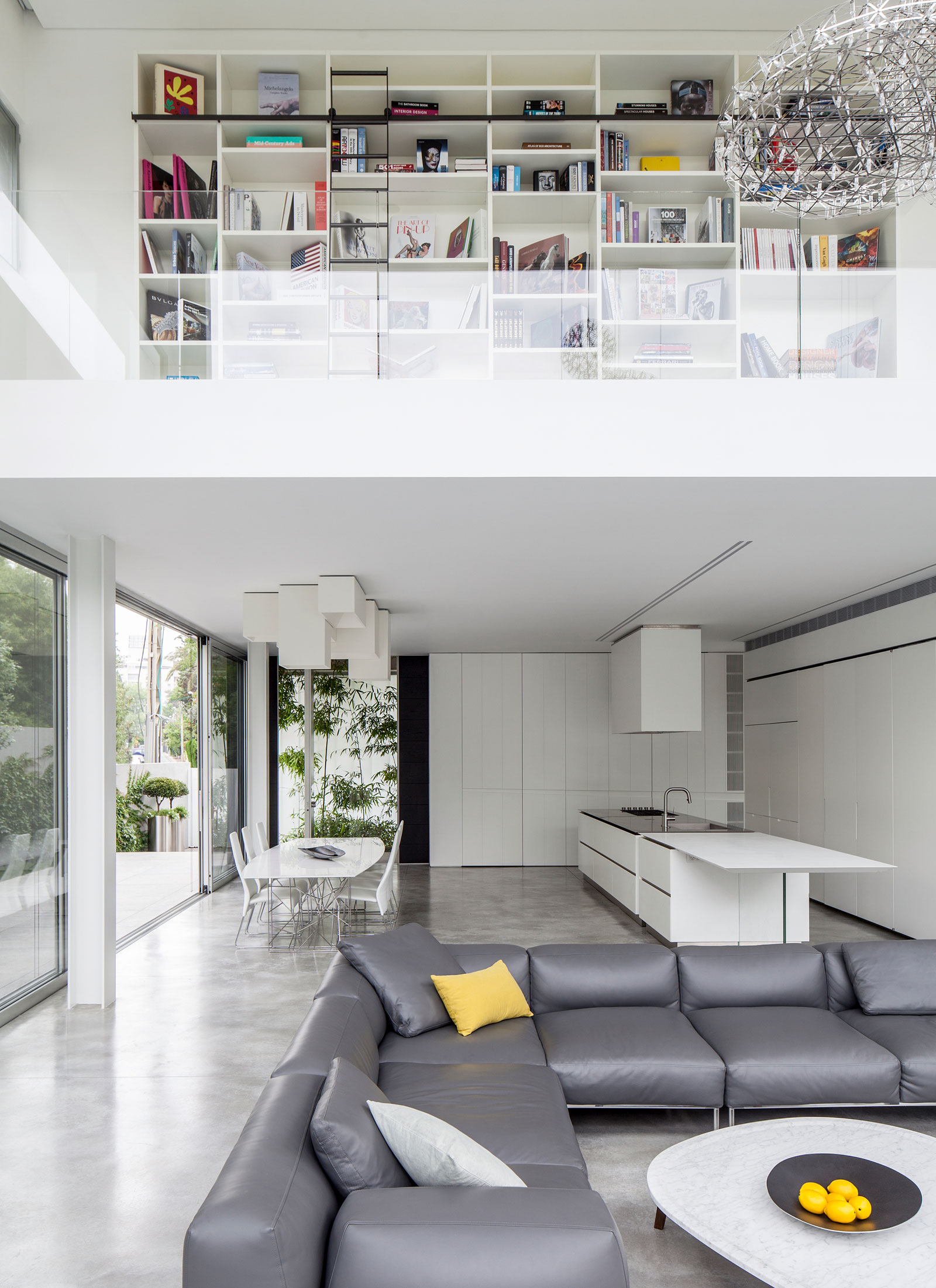 A Striking Contemporary Home with Elegant Features in Ramat Gan by Pitsou Kedem Architects (22)
