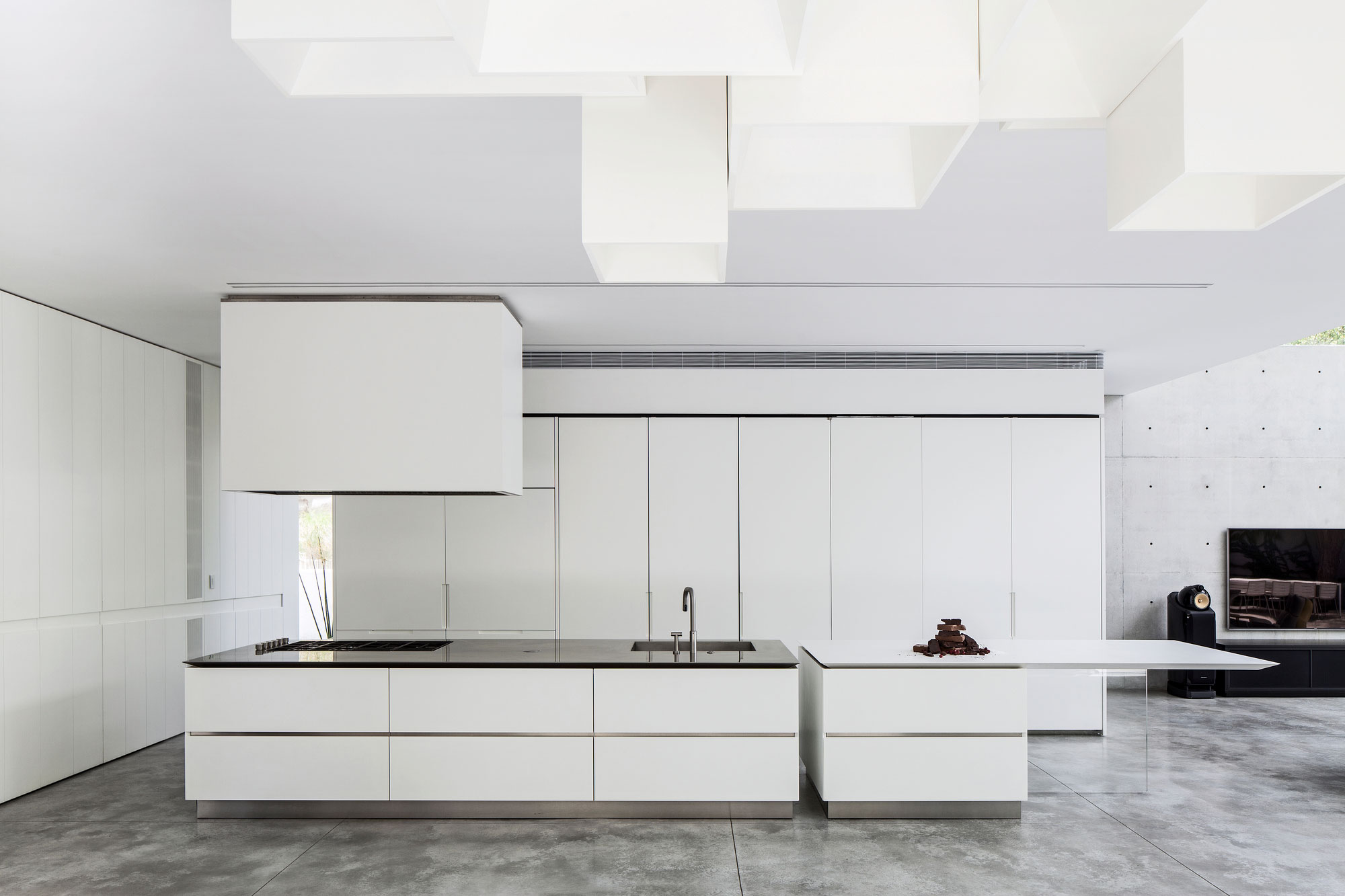 A Striking Contemporary Home with Elegant Features in Ramat Gan by Pitsou Kedem Architects (23)