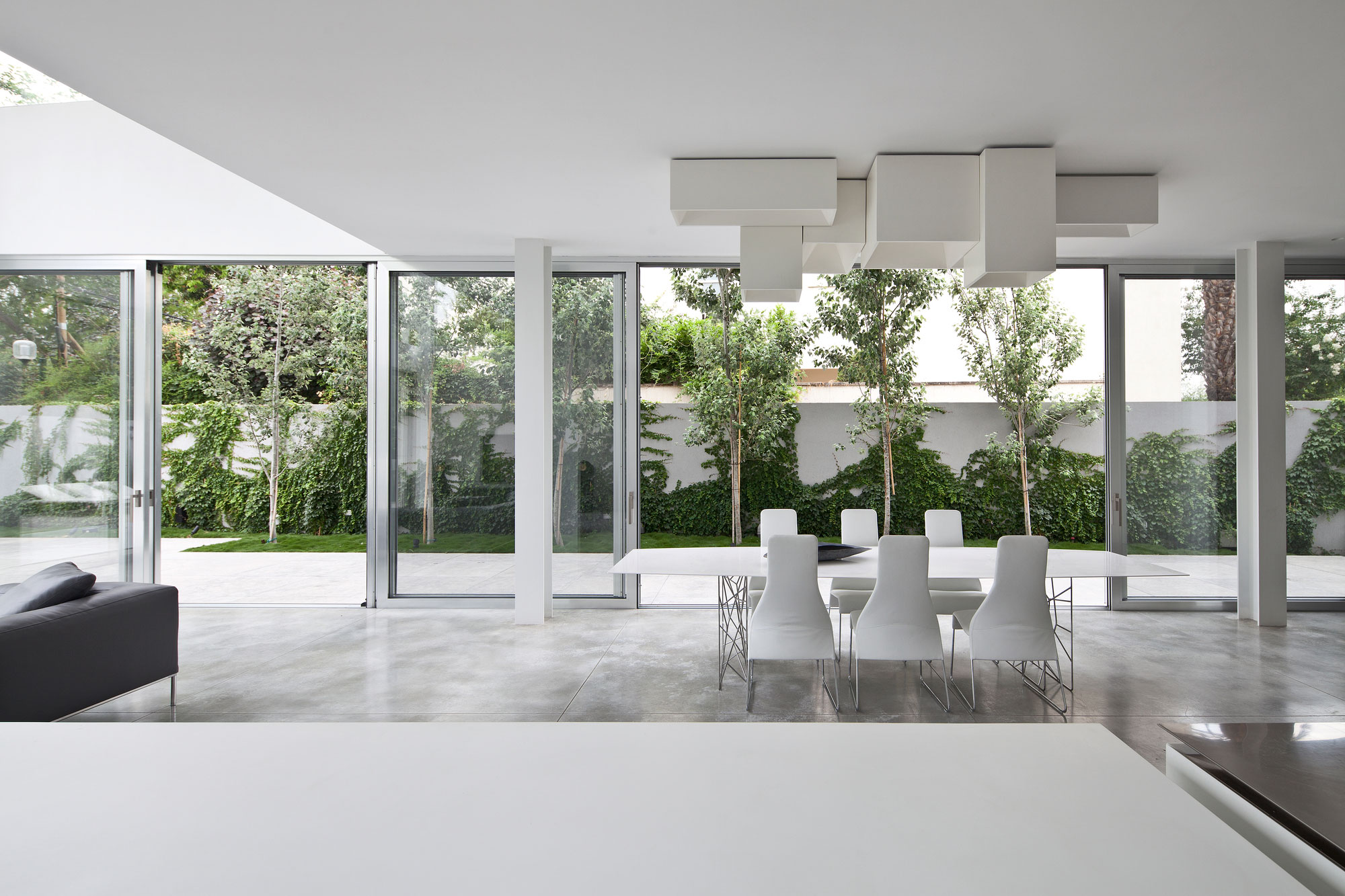 A Striking Contemporary Home with Elegant Features in Ramat Gan by Pitsou Kedem Architects (24)