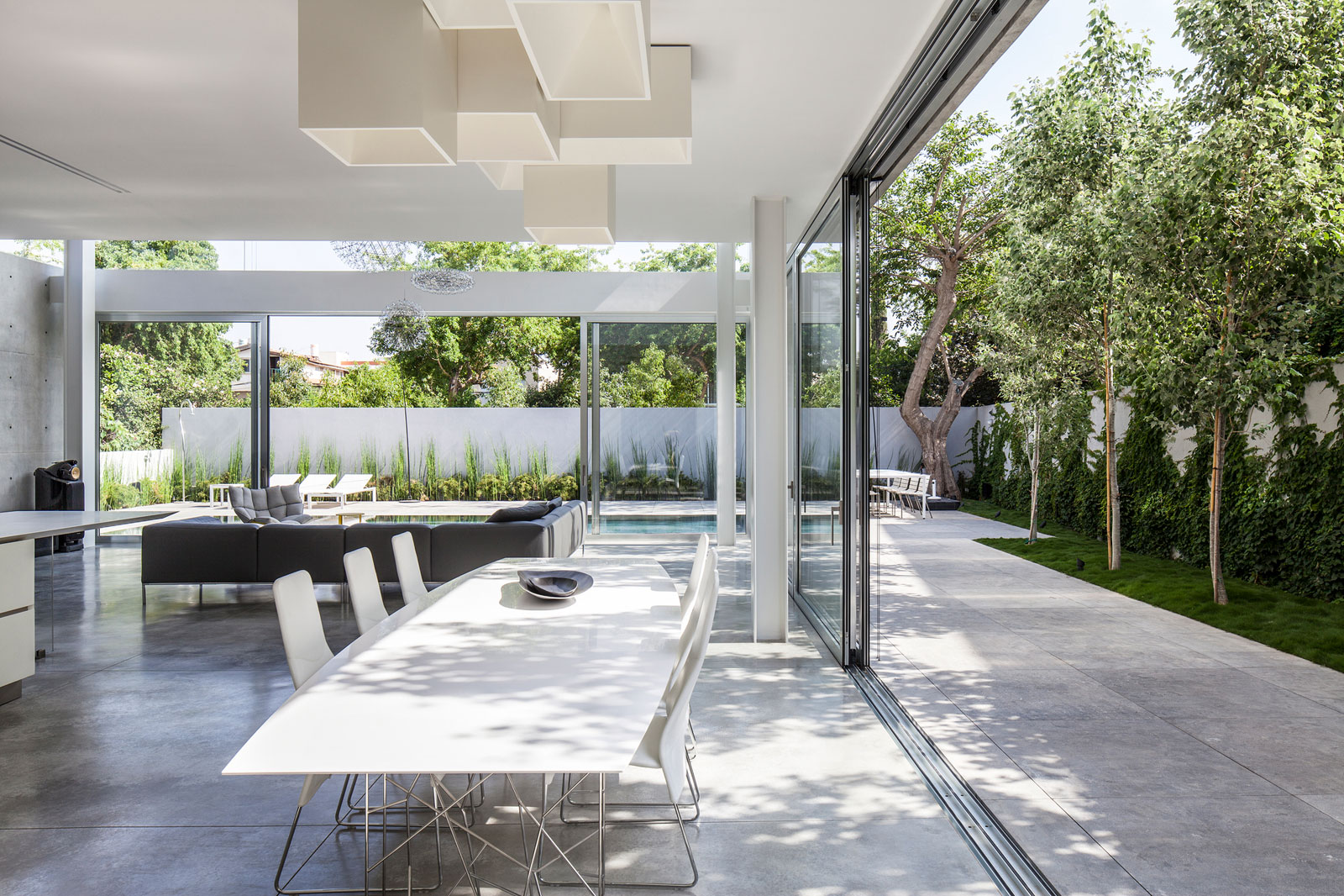 A Striking Contemporary Home with Elegant Features in Ramat Gan by Pitsou Kedem Architects (25)