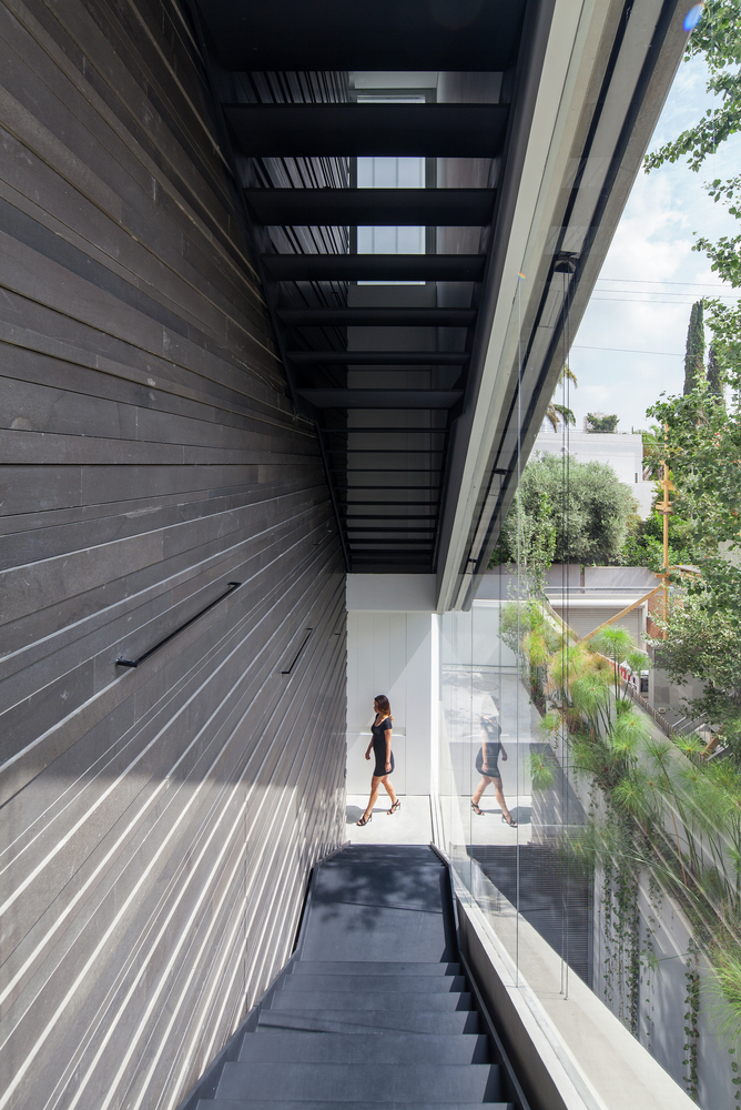 A Striking Contemporary Home with Elegant Features in Ramat Gan by Pitsou Kedem Architects (27)