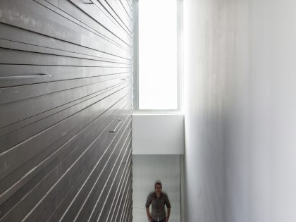 A Striking Contemporary Home with Elegant Features in Ramat Gan by Pitsou Kedem Architects (28)