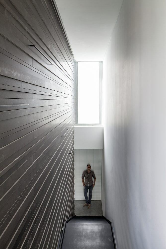 A Striking Contemporary Home with Elegant Features in Ramat Gan by Pitsou Kedem Architects (28)