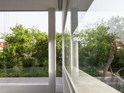 A Striking Contemporary Home with Elegant Features in Ramat Gan by Pitsou Kedem Architects (29)