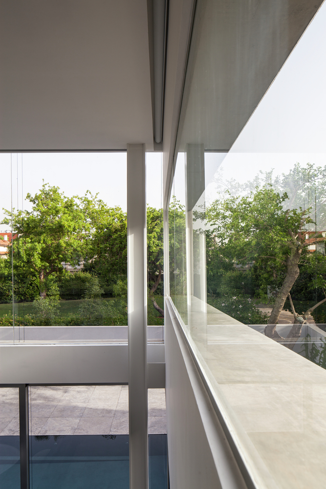 A Striking Contemporary Home with Elegant Features in Ramat Gan by Pitsou Kedem Architects (29)