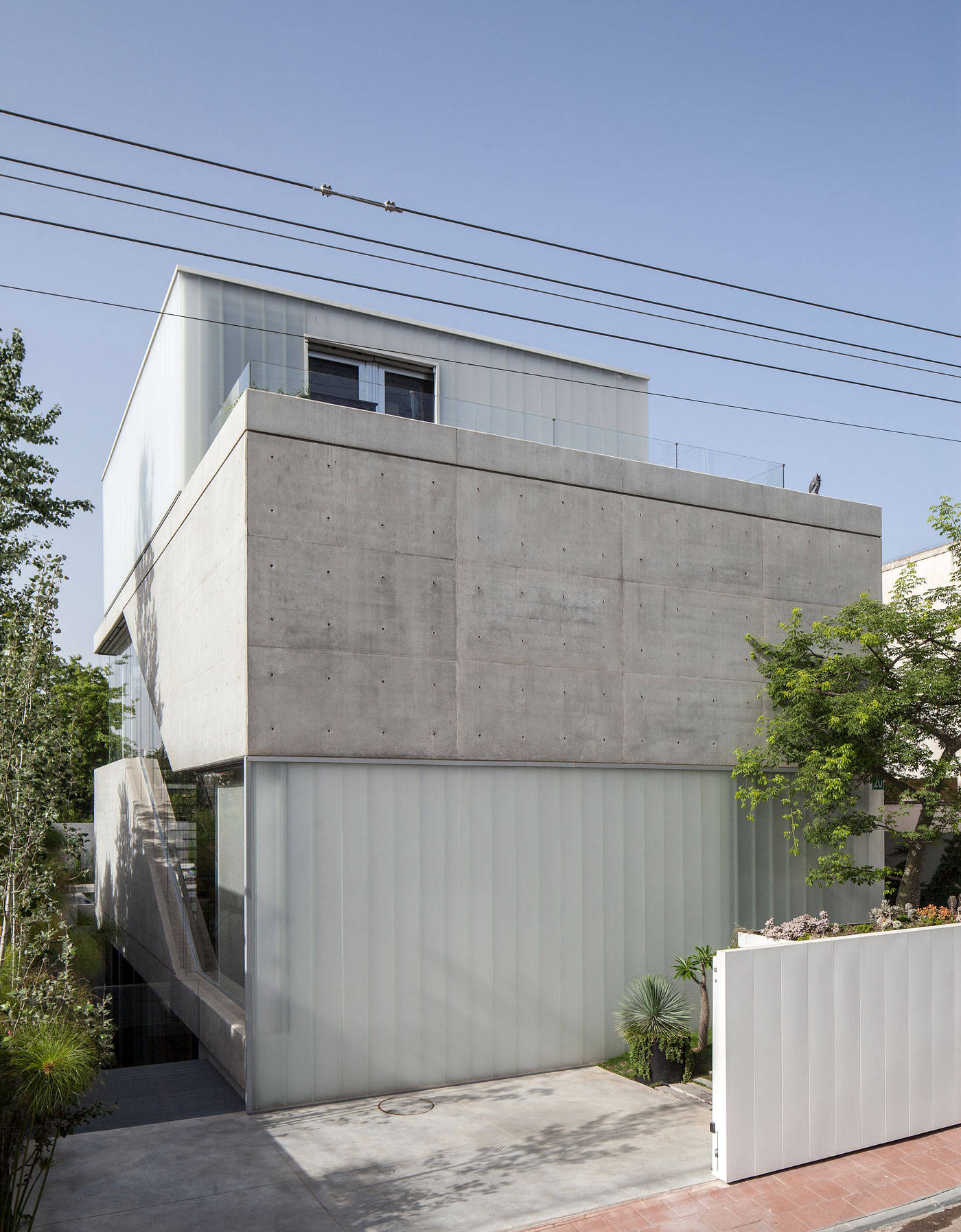 A Striking Contemporary Home with Elegant Features in Ramat Gan by Pitsou Kedem Architects (3)