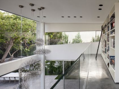 A Striking Contemporary Home with Elegant Features in Ramat Gan by Pitsou Kedem Architects (30)