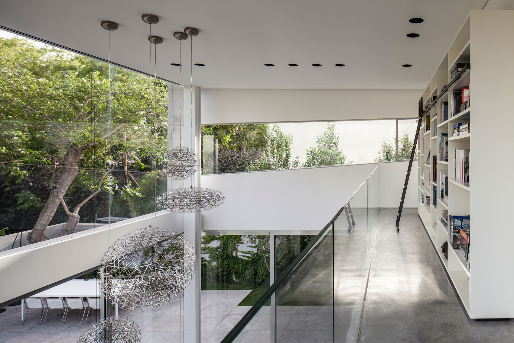 A Striking Contemporary Home with Elegant Features in Ramat Gan by Pitsou Kedem Architects (30)