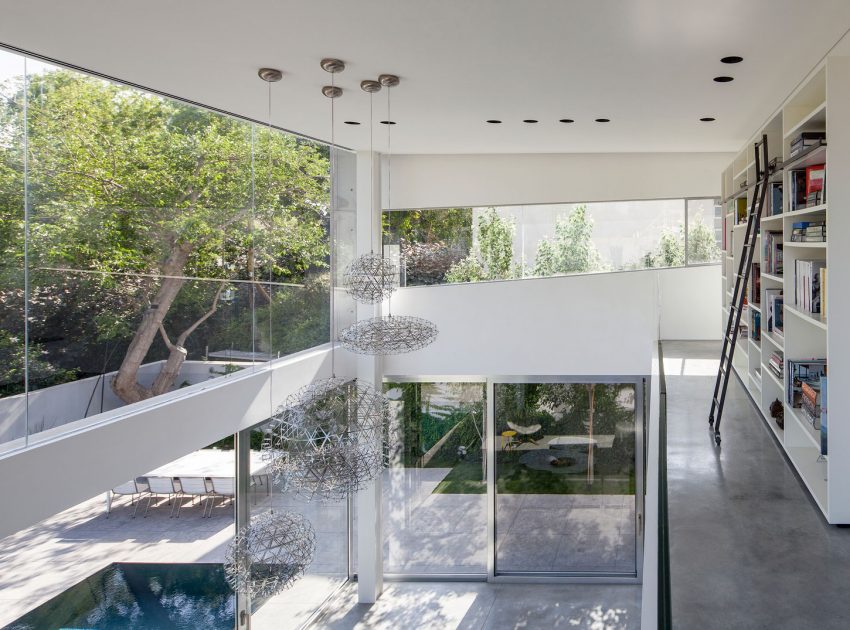 A Striking Contemporary Home with Elegant Features in Ramat Gan by Pitsou Kedem Architects (31)