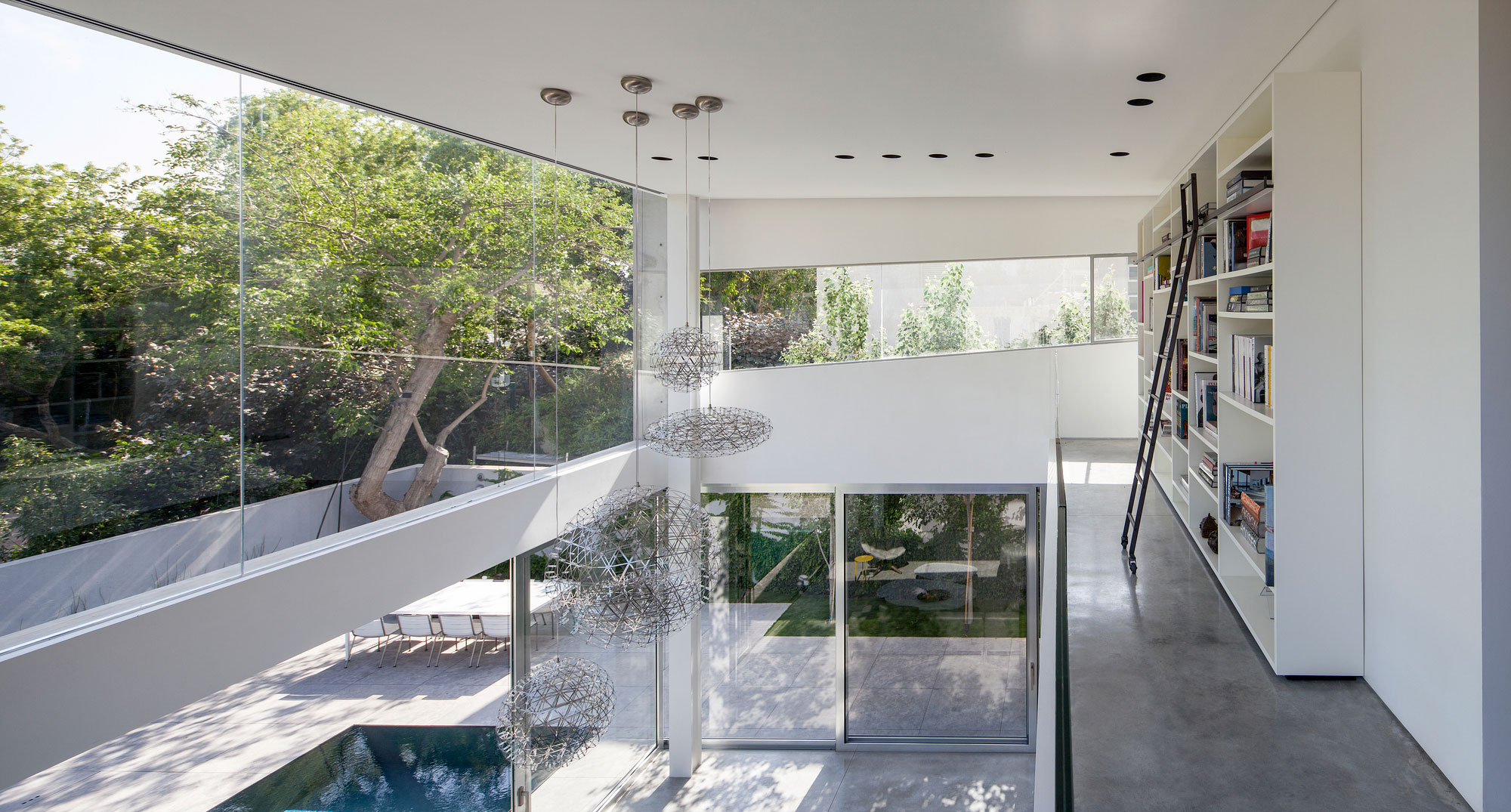 A Striking Contemporary Home with Elegant Features in Ramat Gan by Pitsou Kedem Architects (31)