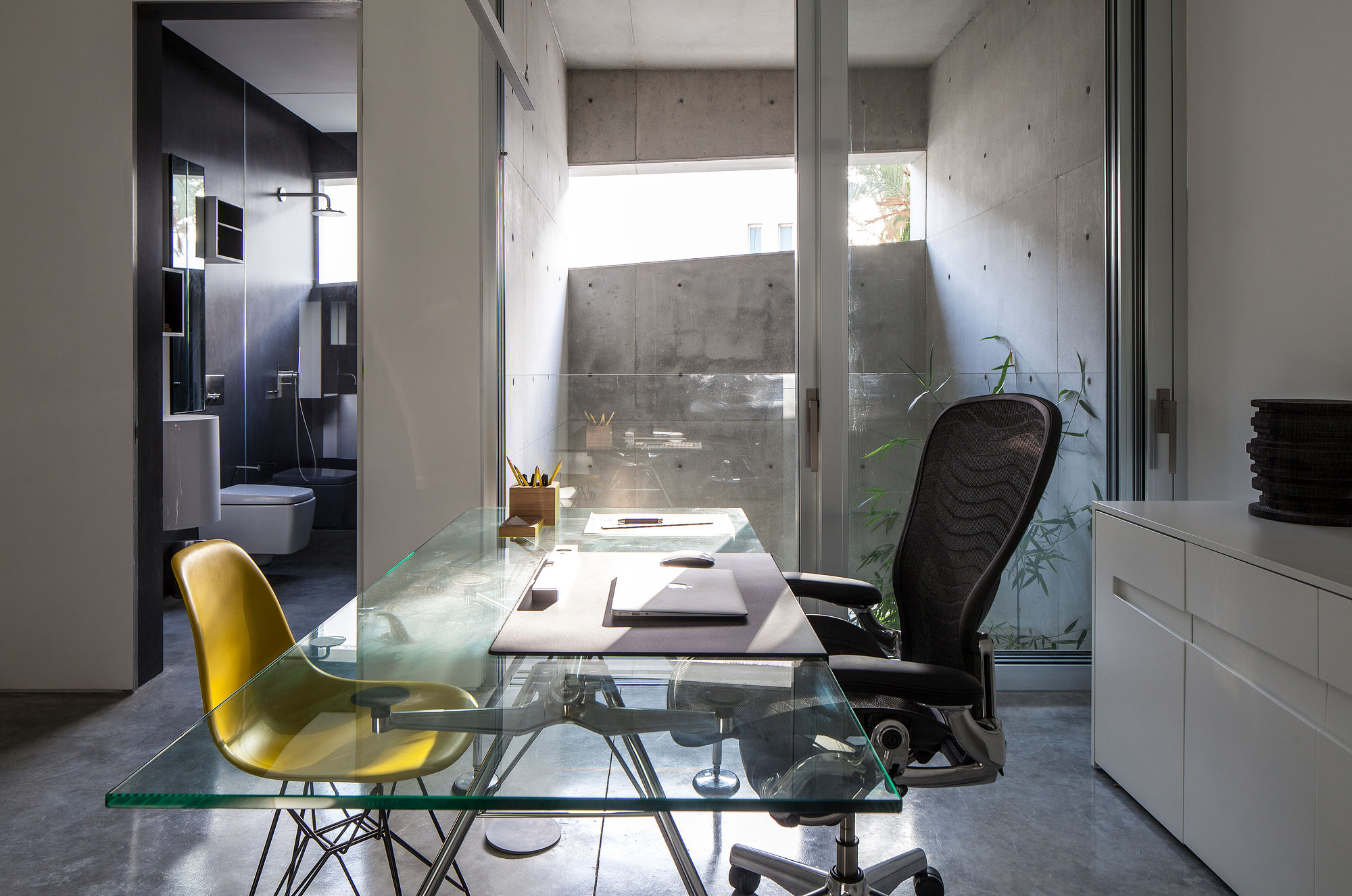 A Striking Contemporary Home with Elegant Features in Ramat Gan by Pitsou Kedem Architects (33)