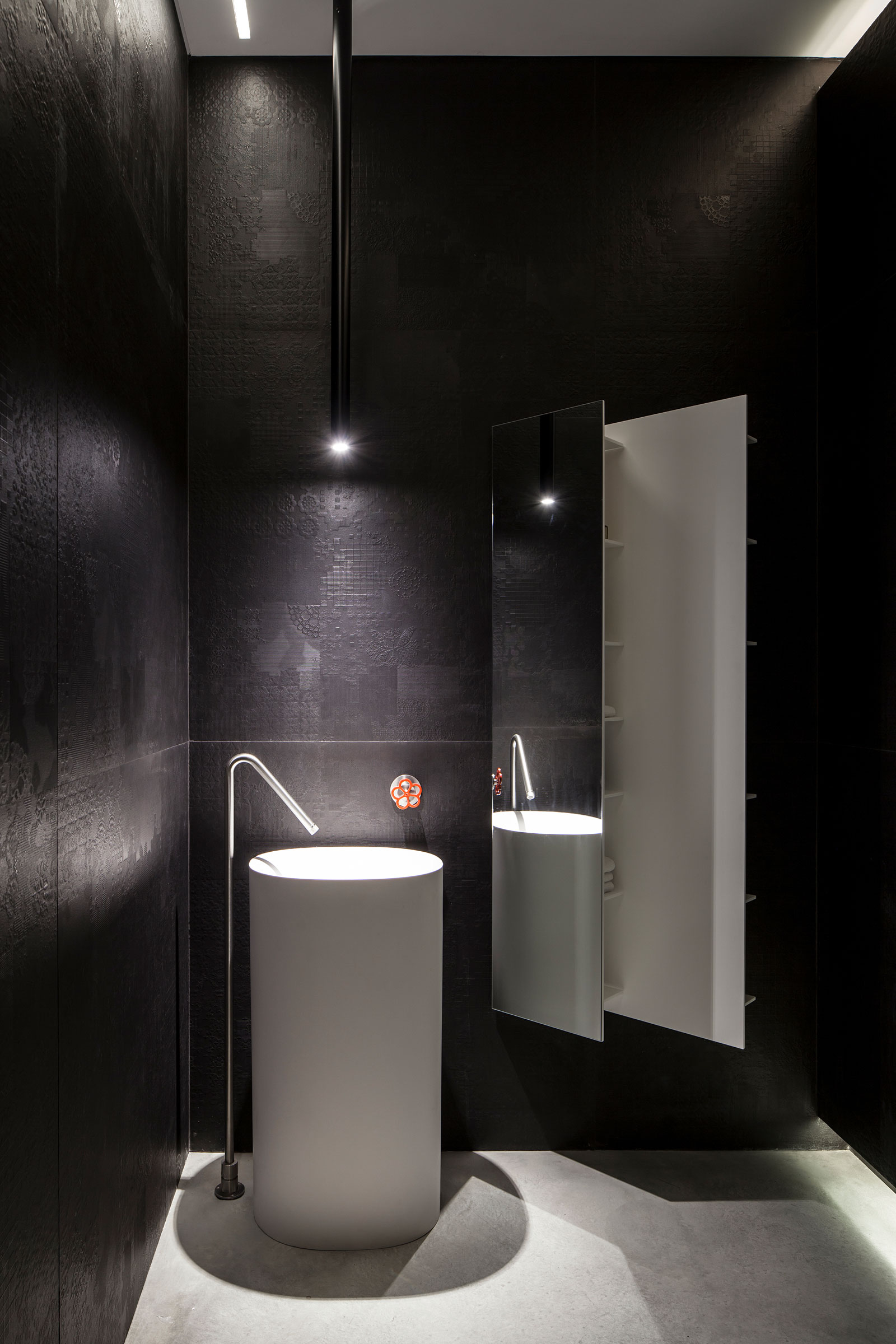 A Striking Contemporary Home with Elegant Features in Ramat Gan by Pitsou Kedem Architects (34)