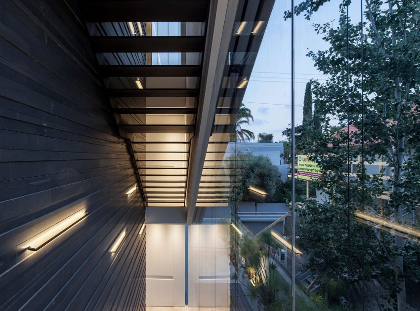 A Striking Contemporary Home with Elegant Features in Ramat Gan by Pitsou Kedem Architects (35)