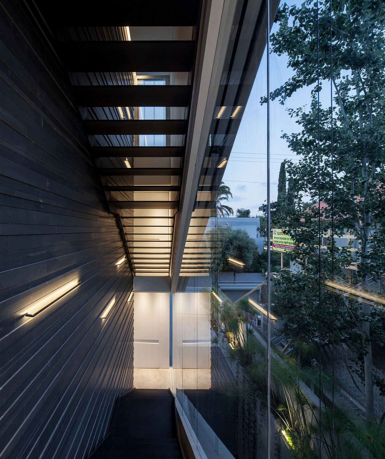 A Striking Contemporary Home with Elegant Features in Ramat Gan by Pitsou Kedem Architects (35)