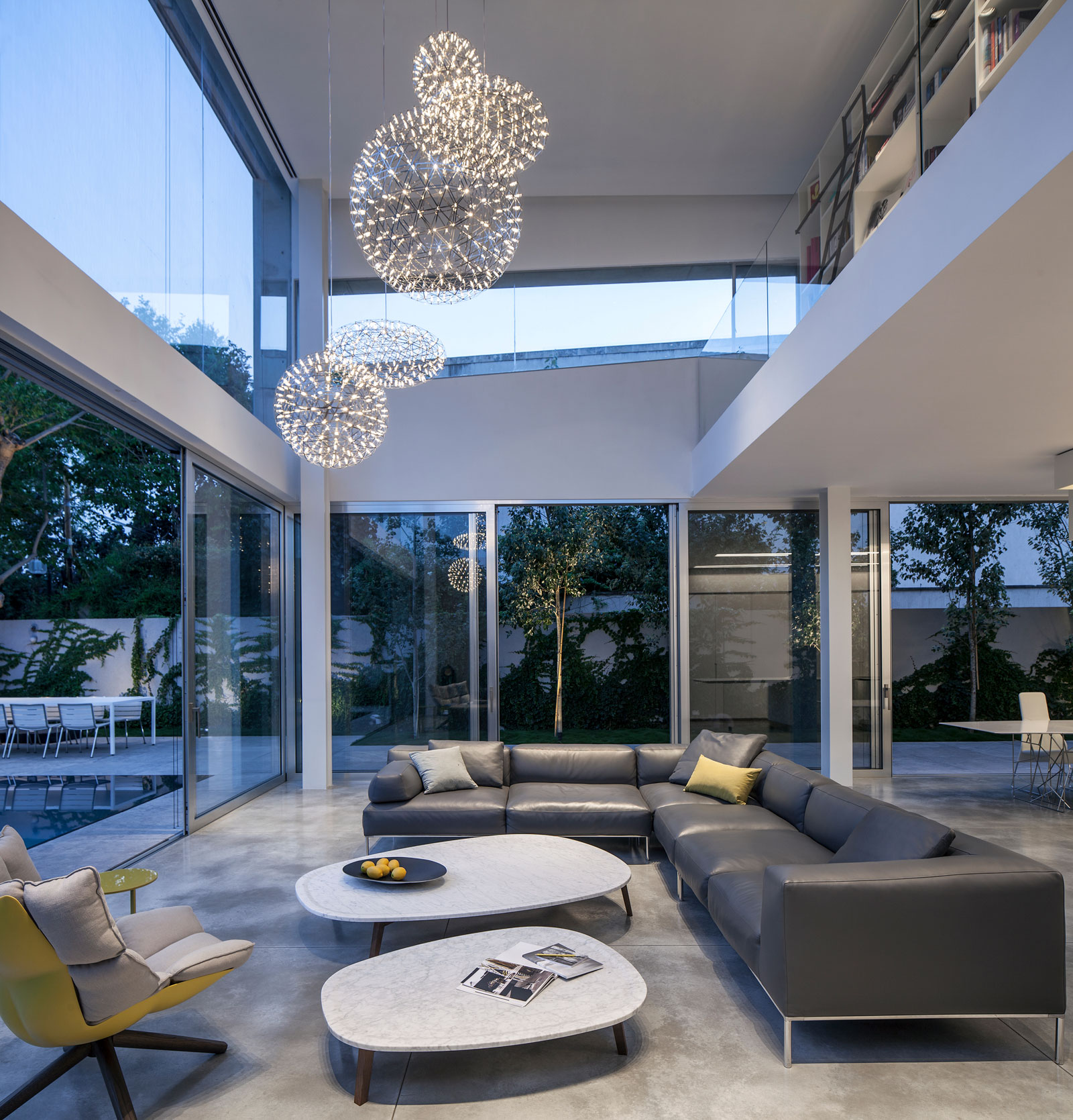 A Striking Contemporary Home with Elegant Features in Ramat Gan by Pitsou Kedem Architects (36)