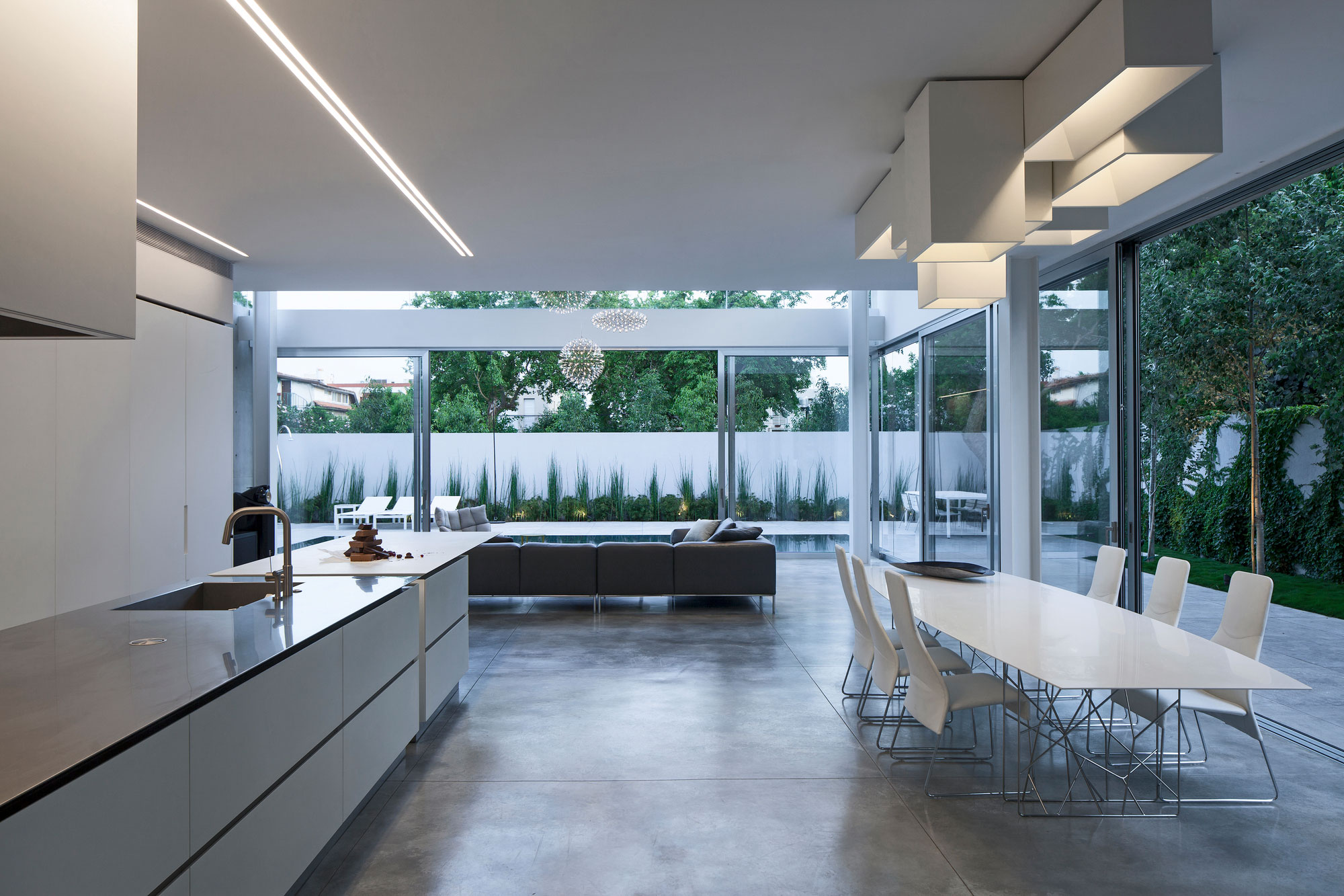 A Striking Contemporary Home with Elegant Features in Ramat Gan by Pitsou Kedem Architects (37)