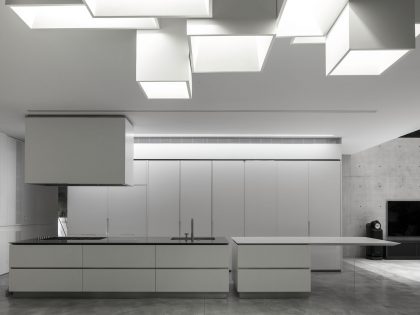 A Striking Contemporary Home with Elegant Features in Ramat Gan by Pitsou Kedem Architects (38)