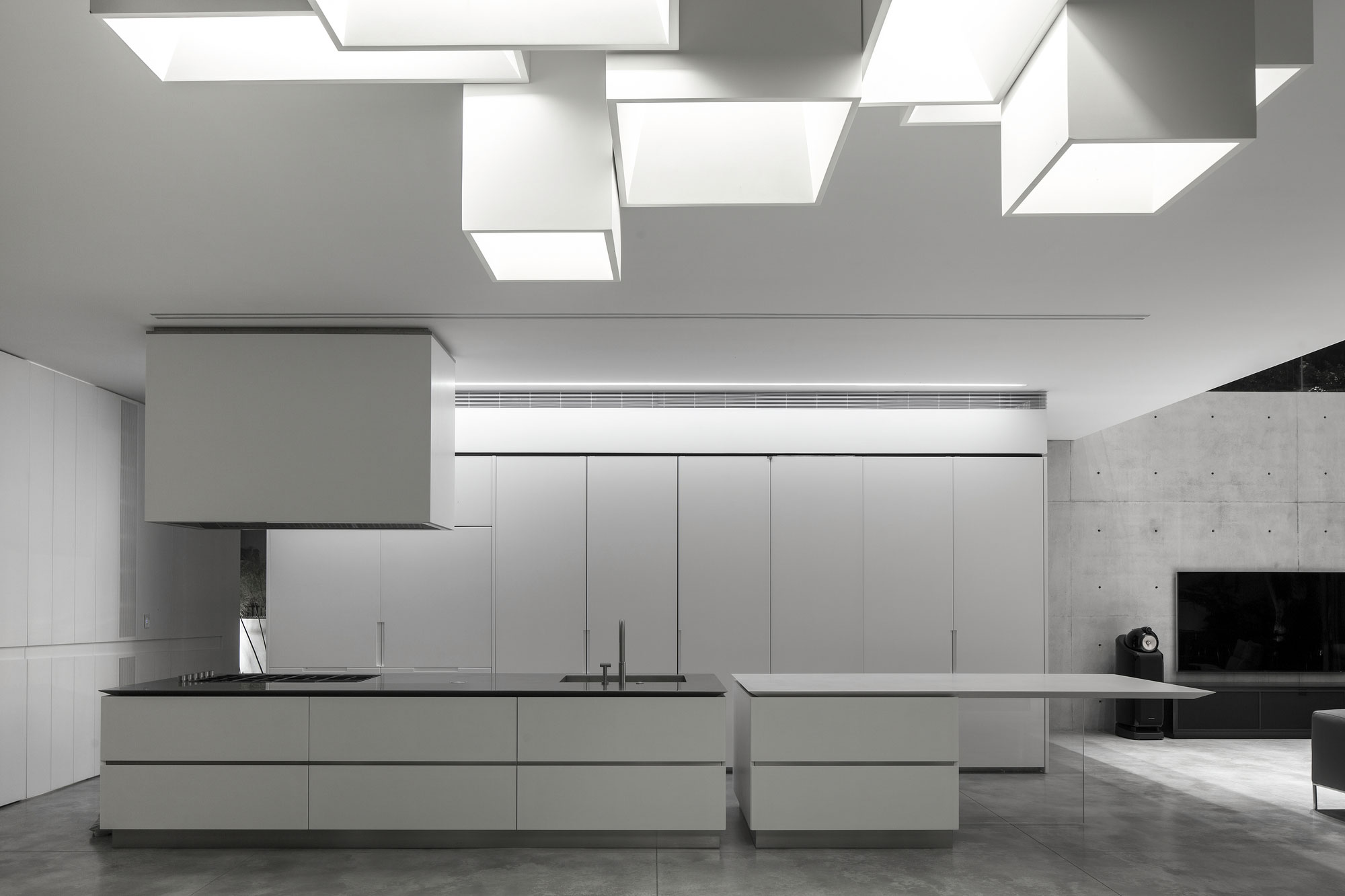 A Striking Contemporary Home with Elegant Features in Ramat Gan by Pitsou Kedem Architects (38)